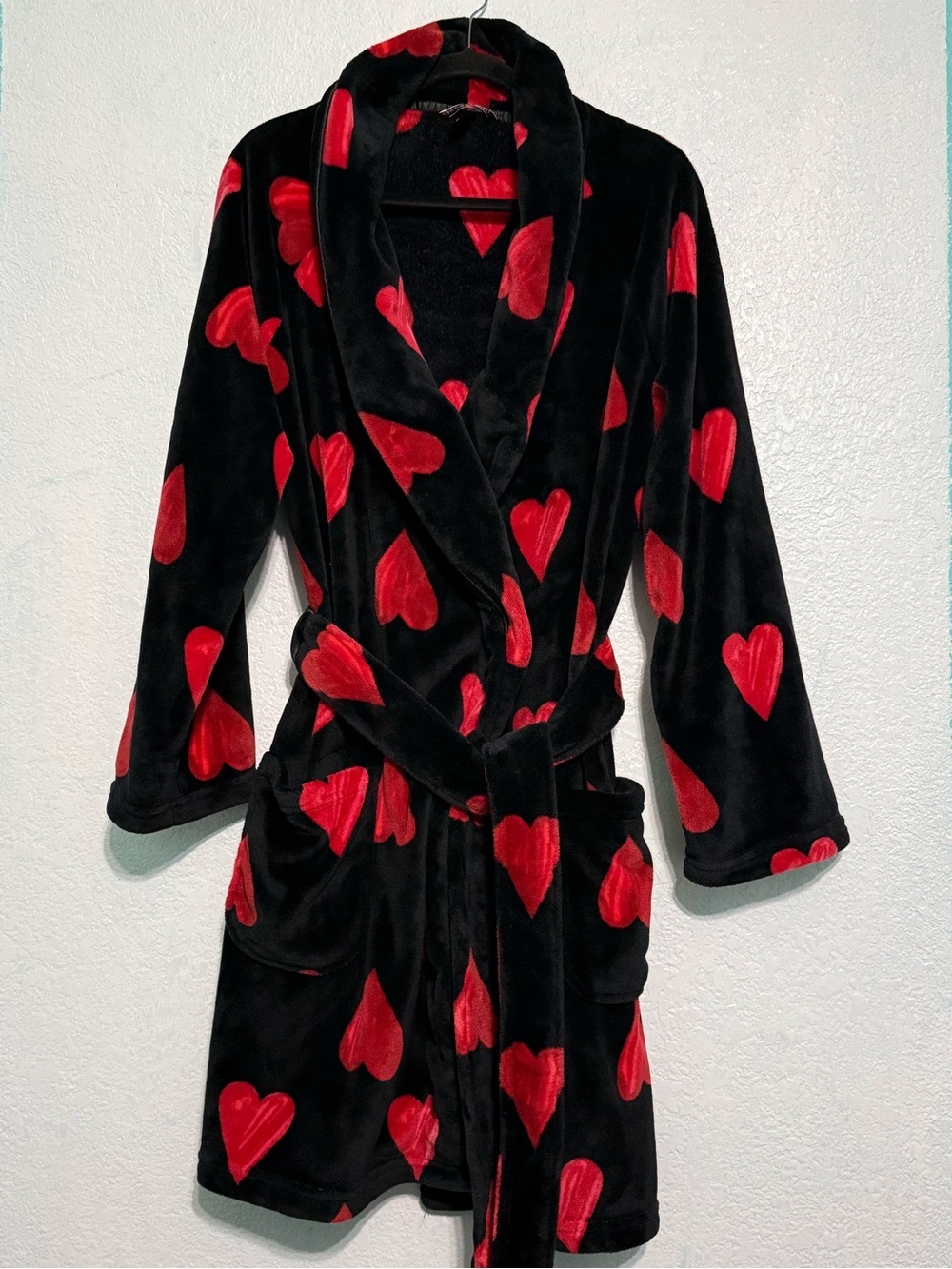 Victoria’s Secret Black Red Heart Plush Robe M/L Belted Cozy Lounge Size M/L - Picture 2 of 4